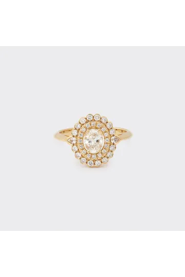 The Aïda ring, in 18k yellow gold, set with an oval diamond surrounded by brilliant and pear-shaped diamonds.