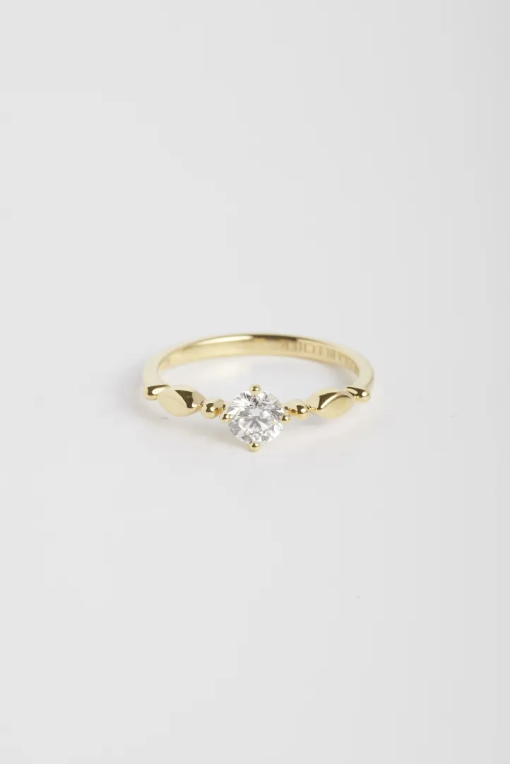 The Eve ring in 750‰ yellow gold set with a brilliant-cut diamond.