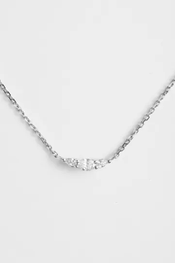 Le collier Lou, en or blanc 750‰, serti d'un diamant taille ovale et accompagné de deux diamants taille poire.