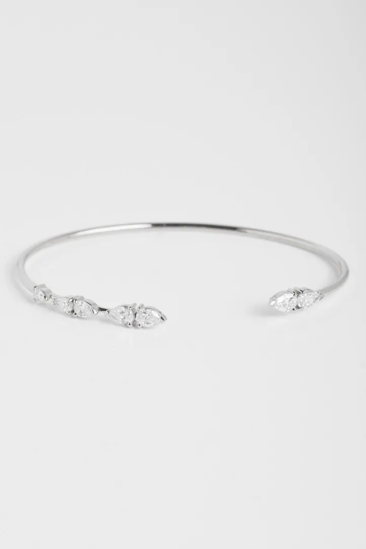 The Ibtissame L bracelet in 18k white gold set with pear-cut diamonds.