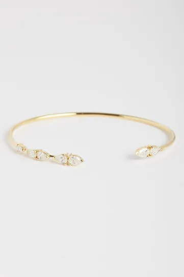 The Ibtissame L bracelet in 18k yellow gold set with pear-cut diamonds.