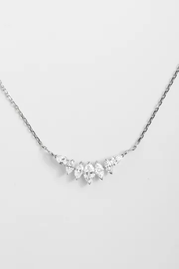 Le collier Romy, en or 750‰, serti d'un dégradé de diamants taille marquise et accompagné de diamants taille poire.