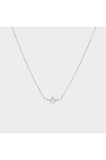 La collier Antoine XS en or blanc 750‰ sertie d'un diamant central taille poire de 0.15Ct et accompagné de diamants taille marquise et brillant.