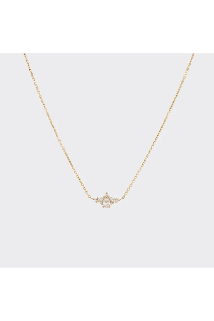 La collier Antoine XS en or jaune 750‰ sertie d'un diamant central taille poire de 0.15Ct et accompagné de diamants taille marquise et brillant.