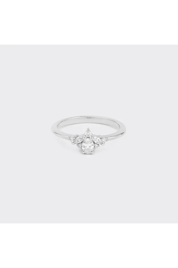 La bague Antoine XS en or blanc 750‰ sertie d'un diamant central taille ovale de 0.15Ct et accompagné de diamants taille marquise et brillant.