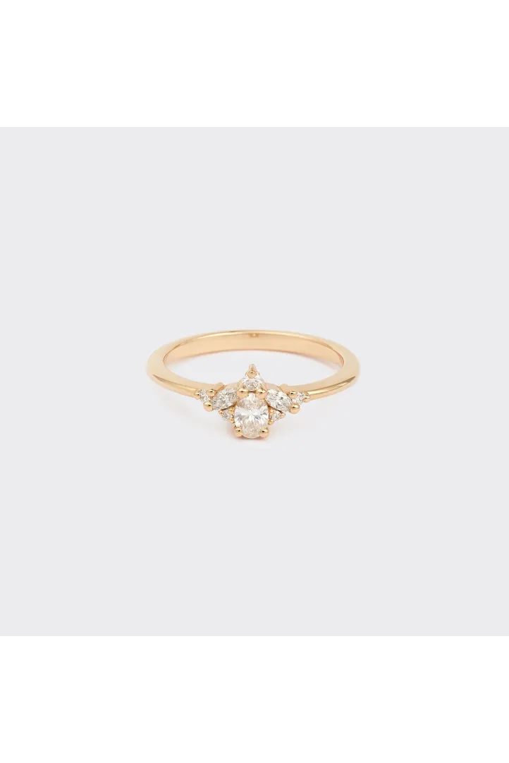 La bague Antoine XS en or rose 750‰ sertie d'un diamant central taille ovale de 0.15Ct et accompagné de diamants taille marquise et brillant.